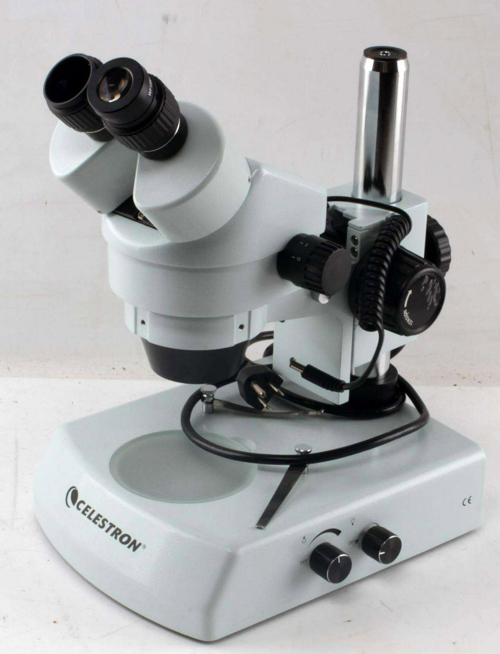 CELESTRON STEREO MICROSCOPE ZOOM LENS 44206: Model 44206 Celestron microscope with zoom lens and halogen lamp. In very good condition.