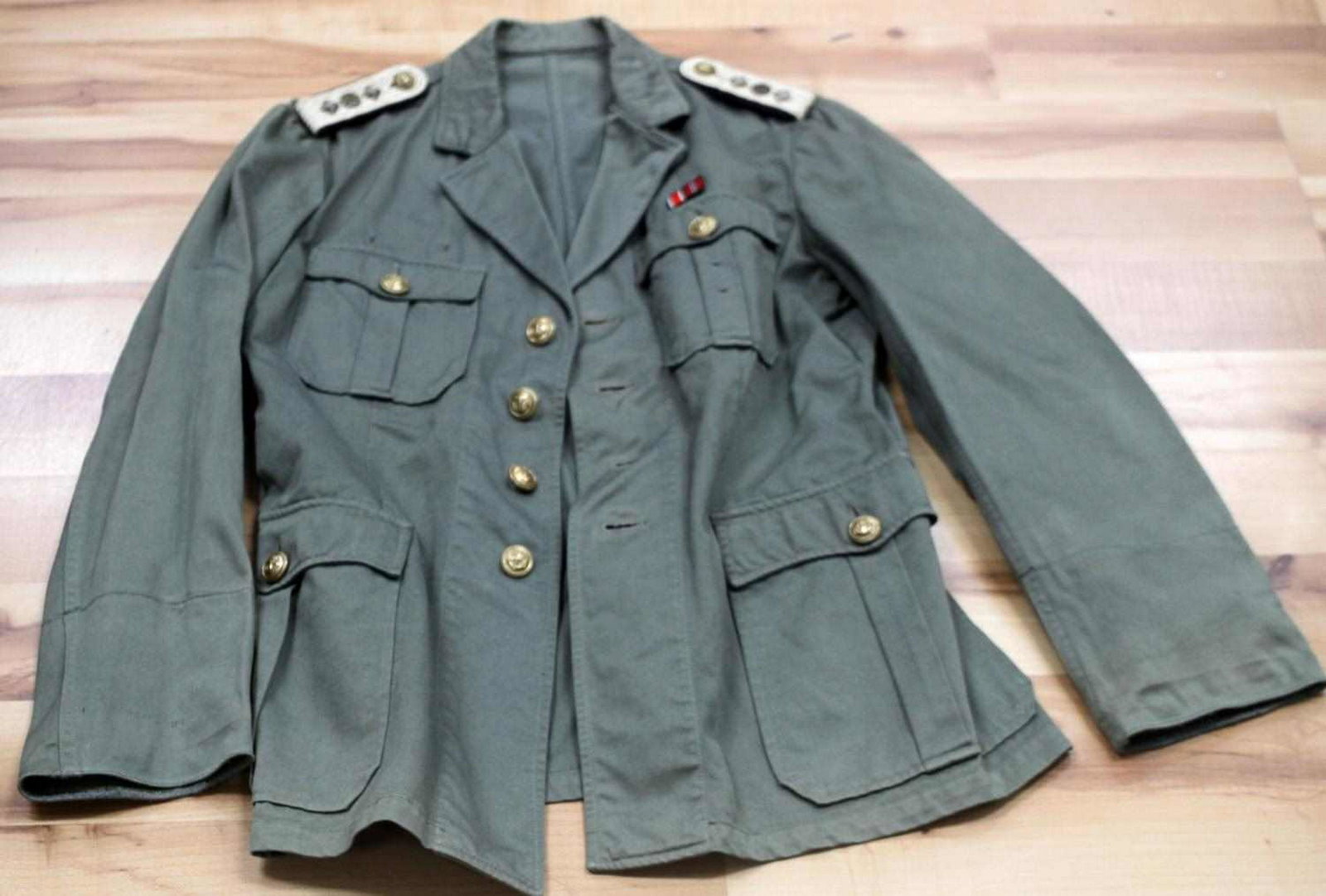 WWII GERMAN NAVY OFFICER TUNIC MUSEUM REPLICA: Museum replica tunic of a Kriegsmarine officer. Has the shoulder boards of a Kapitanleutnant of Engineering. Gold colored buttons with anchor emblems. Above the left breast pocket is a ribbon bar with