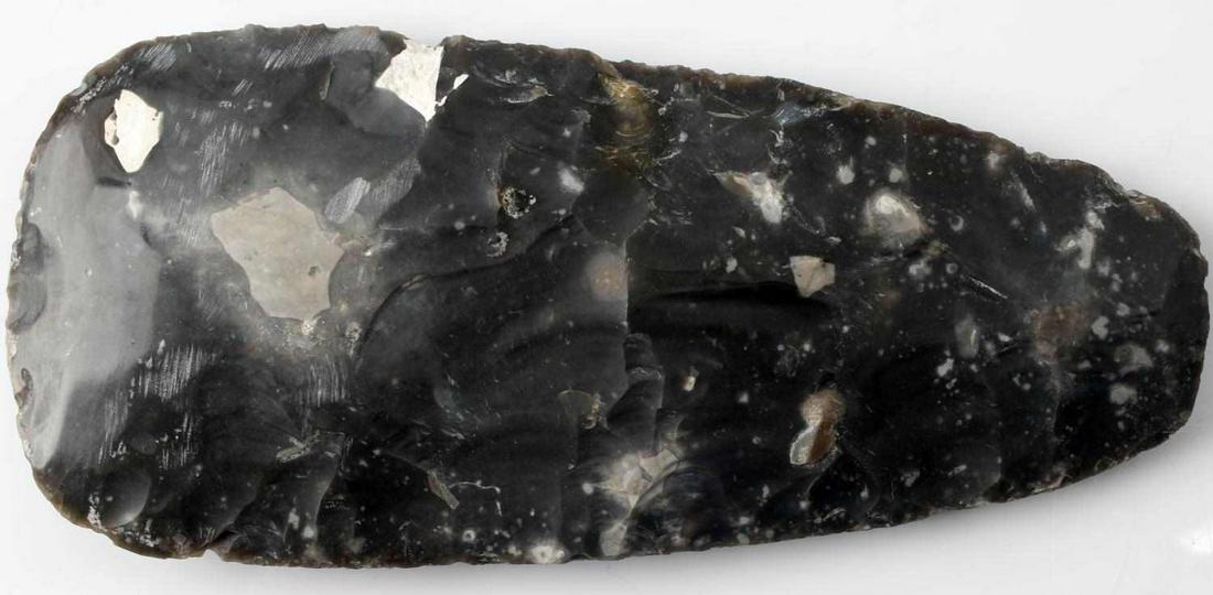 NATIVE AMERICAN CARVED LARGE CHERT CARVED BLADE: Large blade carved from a grey-black chert. Has sections of white chalk. Measures 7.25 inches in length by 3.25 inches wide at the base. In very good condition. Believed to be of contemporary crafting