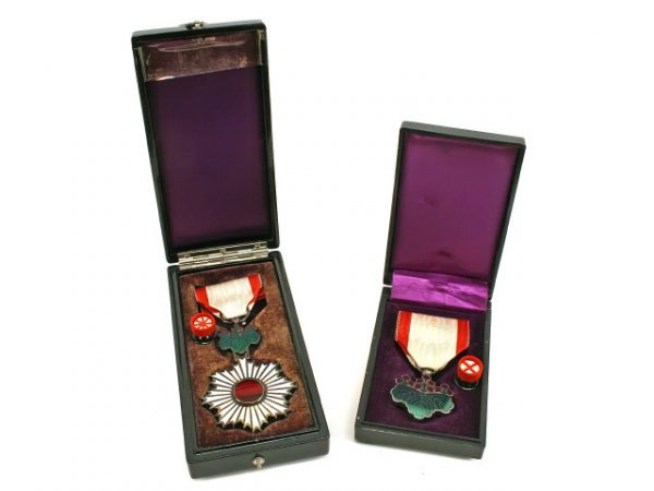 LOT JAPANESE 6TH & 7TH RISING SUN MEDALS IN CASE