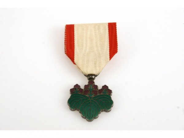 LOT JAPANESE 6TH & 7TH RISING SUN MEDALS IN CASE - 2