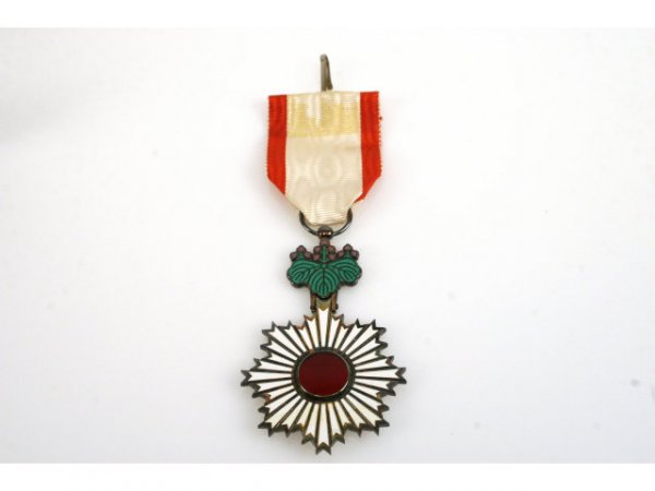 LOT JAPANESE 6TH & 7TH RISING SUN MEDALS IN CASE - 4