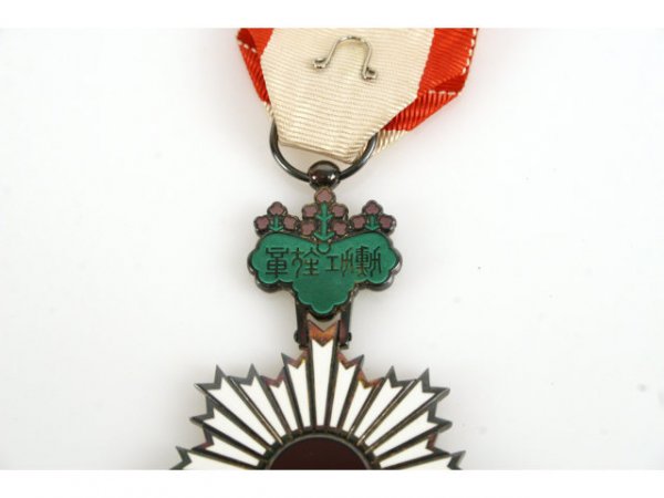 LOT JAPANESE 6TH & 7TH RISING SUN MEDALS IN CASE - 5
