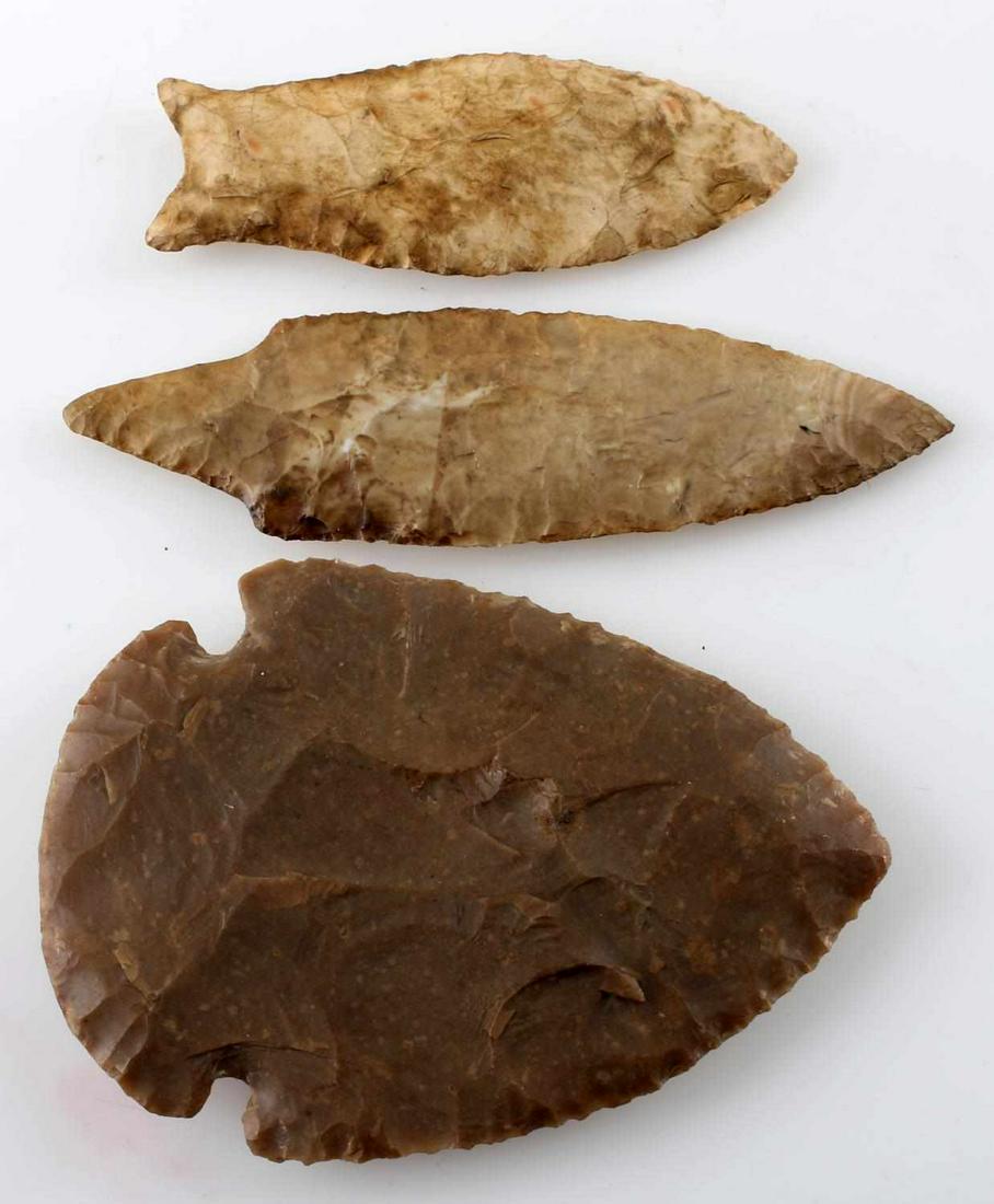 LOT OF PALEO & LATE ARCHAIC STYLE ARROWHEADS: Adena Narrow style point of creamy brown lithic, with random flaking, narrow rounded stem, edges sharp to touch. Measures 4.5 inches. Beaver Lake style point of tan lithic, with random flaking, edges 