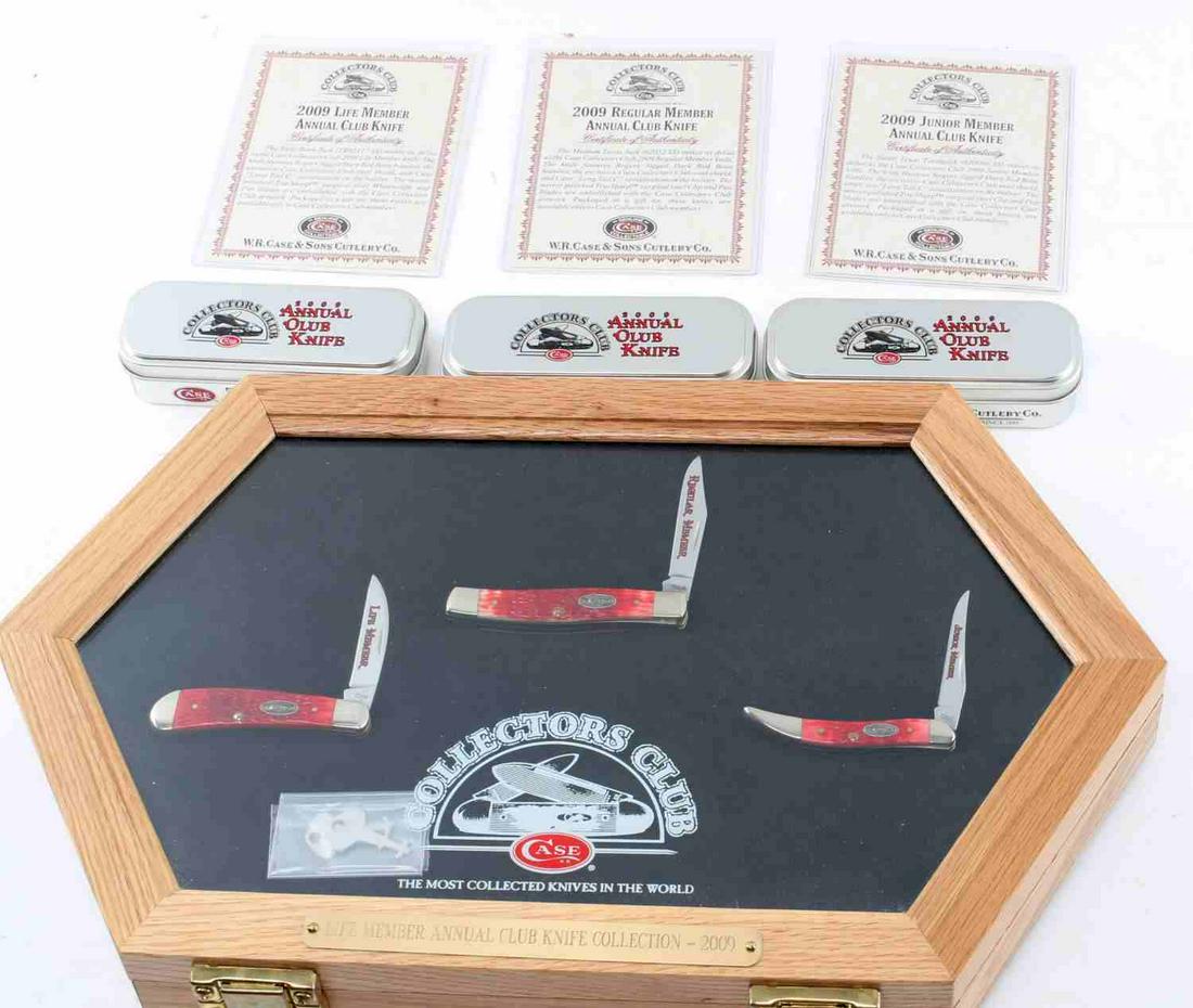 CASE COLLECTORS LIFE MEMBER 2009 3 KNIFE W DISPLAY: Case Collectors Club Lifetime Member 2009 3 pocket knives and display case, also includes original boxes for the knives. Lot includes Small Texas Toothpick in red #07567, 2 inch blade. Medium Texas Ja