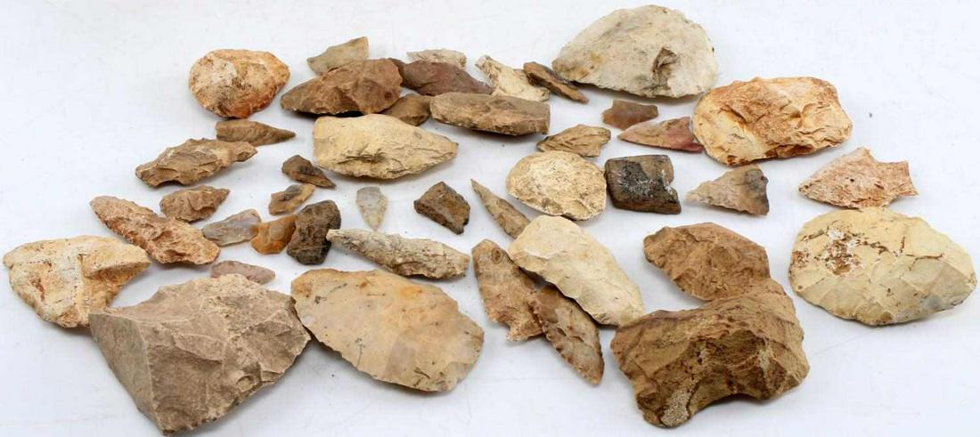 LOT OF ARCHAIC TO MISSISSIPPIAN POINTS SCRAPERS: Limestone, coastal chert and darker stone, many scrapers and tools with some bird points. Most have broad flake pattern. Surface finds from the Chipola River region. Good condition.