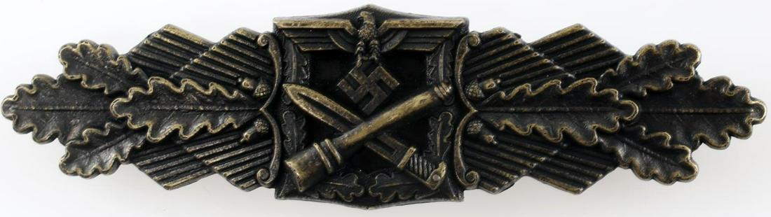WWII GERMAN ARMY BRONZE CLOSE COMBAT CLASP: German eagle to top, crossed bayonet and grenade below and oak leaves to each side. Measures 3.75 inches wide. Reverse is marked 'Fec W E Peekhaus Berlin FLL.' Wide horizontal pin back. Very good cond