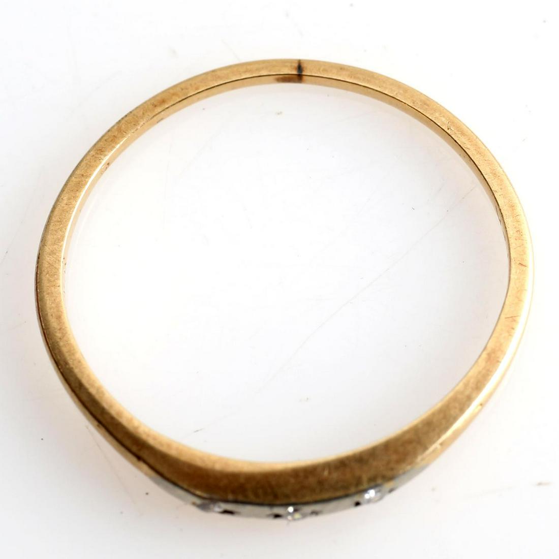 WOMENS 10K GOLD & DIAMOND TRAUB RING: Ring has three single point diamonds across top. Size 5.75. Weighs .6 grams. This lot has a reserve.