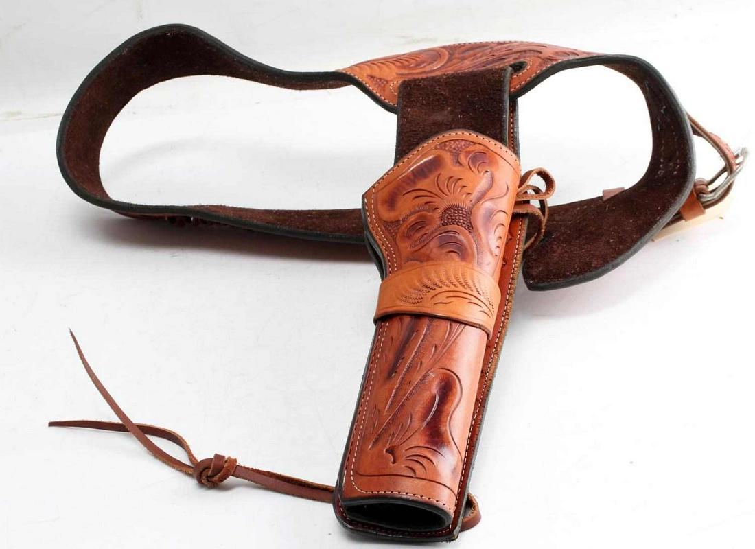 TOOLED LEATHER WESTERN HOLSTER SIZE 42 MEXICO .22: Excellent workmanship, for a long revolver, belt is size 42 with .22 caliber ammo slots. Like new condition. This lot has a reserve.