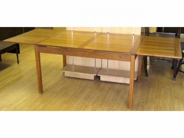 DINING ROOM TABLE LIGHT WOOD PULL OUT LEAVES