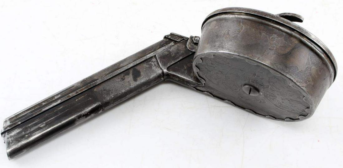 WWI IMPERIAL GERMAN 2ND PATTERN LUGER SNAIL DRUM: Second pattern Artillery Model Luger snail drum. Has concentric reinforcing rings on the top and folding lever on the bottom. Blued with the SN stamped on the top and bottom of the drum "88292" and th