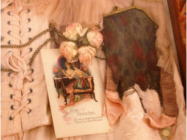 LATE 19TH CENTURY PURSE CORSET DISPLAY - 4