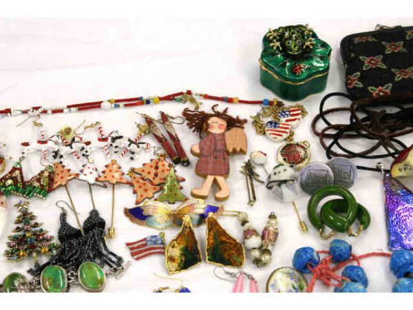 ENORMOUS LOT OF COLORFUL FUN COSTUME JEWLERY - 3