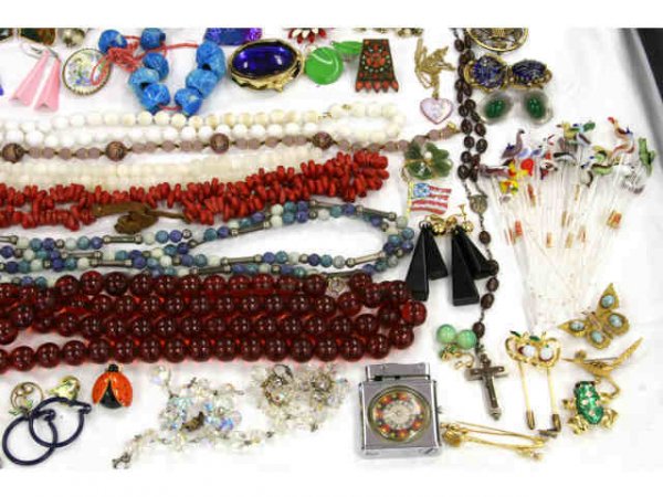 ENORMOUS LOT OF COLORFUL FUN COSTUME JEWLERY - 4