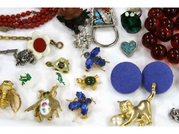 ENORMOUS LOT OF COLORFUL FUN COSTUME JEWLERY - 5
