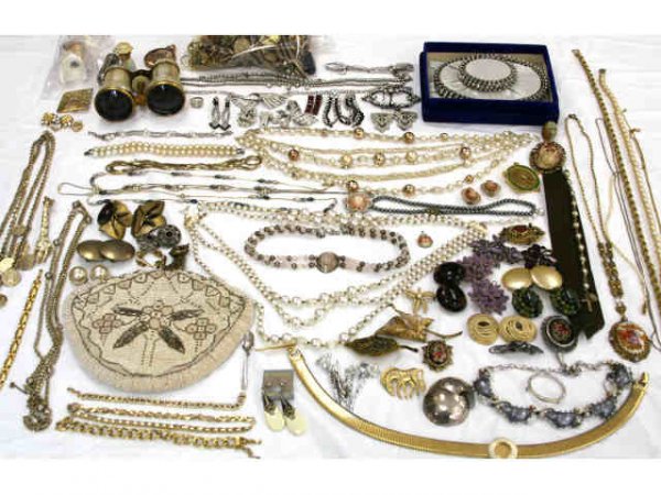 GIGANTIC LOT OF OVER 200 PIECES OF COSTUME JEWELRY