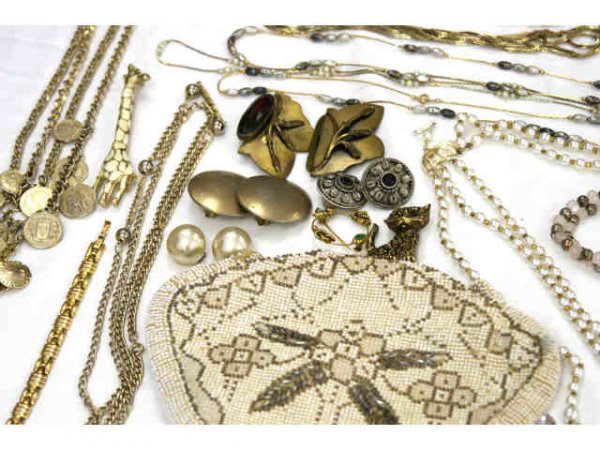 GIGANTIC LOT OF OVER 200 PIECES OF COSTUME JEWELRY - 2