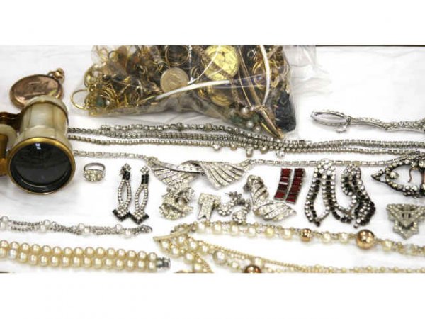 GIGANTIC LOT OF OVER 200 PIECES OF COSTUME JEWELRY - 3