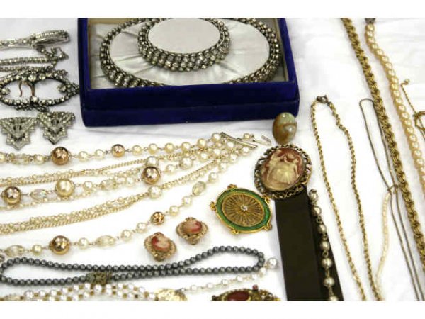 GIGANTIC LOT OF OVER 200 PIECES OF COSTUME JEWELRY - 4