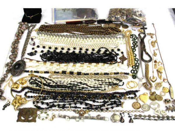 HUGE LOT OF ANTIQUE COSTUME JEWELRY OVER 100 PCS