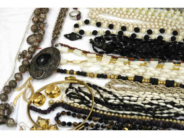 HUGE LOT OF ANTIQUE COSTUME JEWELRY OVER 100 PCS - 3