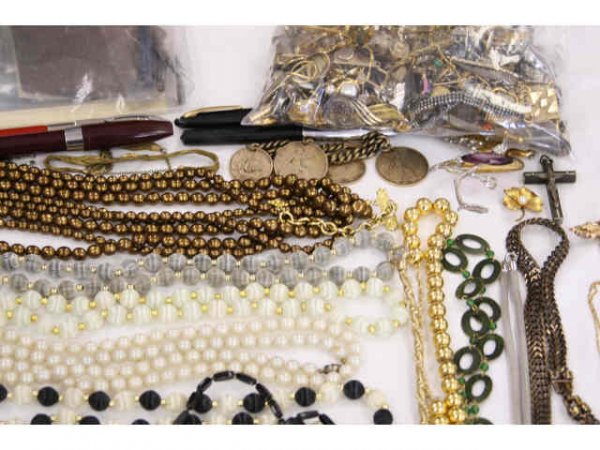 HUGE LOT OF ANTIQUE COSTUME JEWELRY OVER 100 PCS - 4