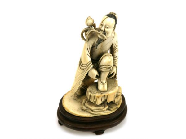 ANTIQUE IVORY FIGURINE MAN WITH POPPY ASIAN