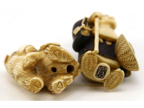 ANTIQUE JAPANESE IVORY SIGNED NETSUKE & BOX LOT - 6