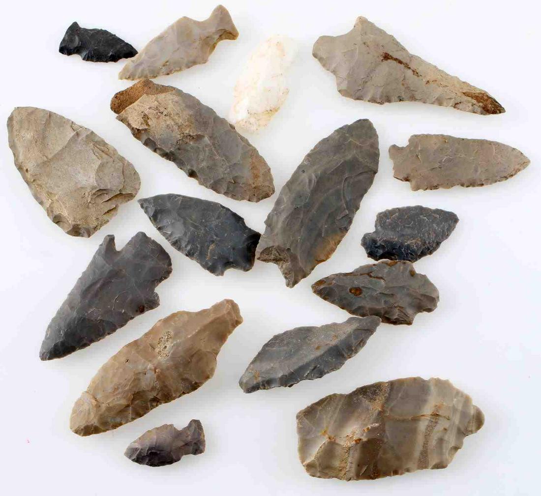NATIVE AMERICAN ARCHAIC ARROWHEAD LOT OF 16: Variety of 16 archaic period arrowheads. Surface found in Logan Co. Kentucky. Good variety of styles and sizes.