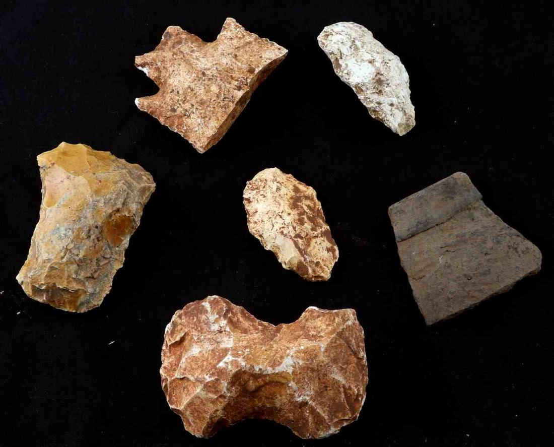 15 LOT OF ARTIFACTS SCRAPERS & PIECE OF CLAY BOWL: 6 pieces total, Woodland period. Bowl piece measures 2.25 X 2.25 inches, 2 large scrapers (3-3.5 inches), 2 small scrapers (2-2.5 inches), and one large half point. Found along Chipola River basin. Go