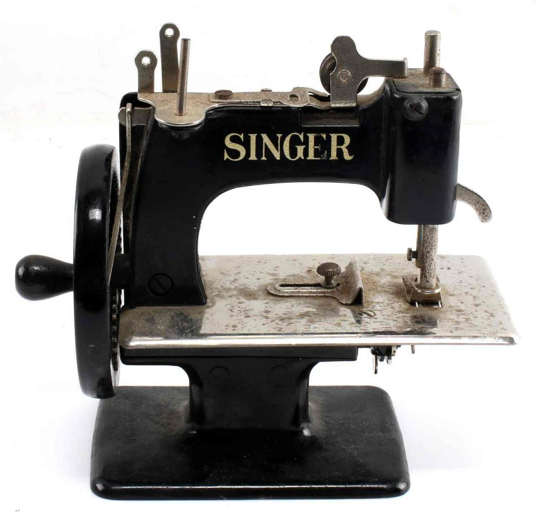 VINTAGE SINGER MINI SEWING MACHINE MODEL 10 20: Working condition, original