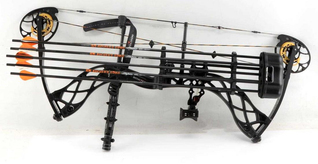 BOWTECH CARBON ICON COMPOUND BOW W ARROWS: Draw length: 29 inches Draw weight: 70 pounds CBL 35 7/16 STR 55 25/32 Measures 36 X 17 inches. Comes with 5 arrows. Very good condition. Comes in Easton soft case.