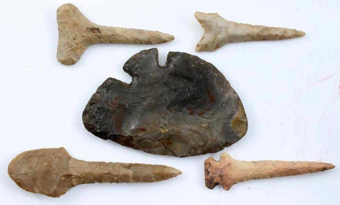 LOT NATIVE AMERICAN ARCHAIC LITHIC ARROWHEAD DRILL: Lot of 4 Native American drills, measuring 3 inches by .3 inches, light brown, orange, ivory in color. One lithic axe side notched head, also from late archaic period, measuring 3.5 inches by 2 inches