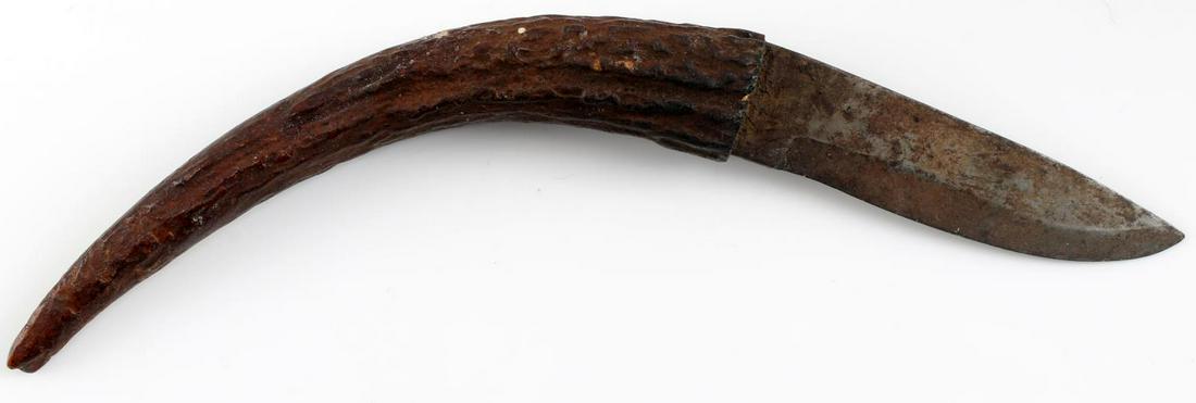 ANTIQUE PRIMITIVE HORN HANDLE MOUNTAN MAN KNIFE: Early horn handle knife, with good embedded blade, measures overall along the curve 7 1/2 inches.