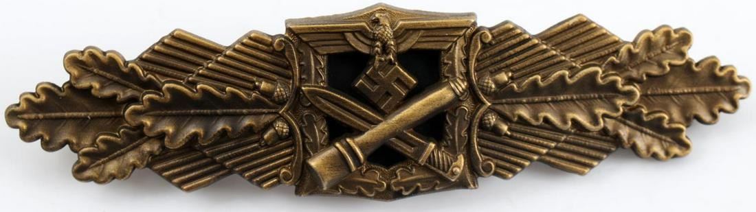 WWII GERMAN ARMY HEER GOLD CLOSE COMBAT CLASP: German WWII Army Heer Gold Close Combat Clasp. The front shows a German eagle clutching a swastika in his talons with a crossed bayonet and grenade below in the center. All three are flanked by oak le