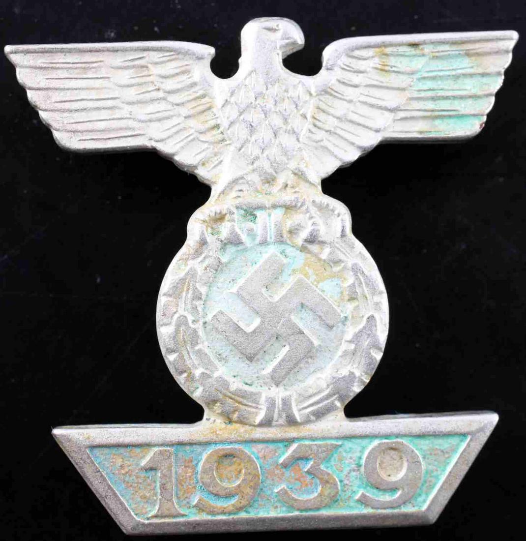 WWII GERMAN 3RD REICH 2ND CLASS IRON CROSS SPANGE: WWII German 3RD Reich 2nd Class Iron Cross Spange. Spange has 1939 at the bottom. There is a makers mark on rear "C E Junker Berlin SW 68". There are four flat horizontal prongs on the back. There is