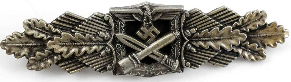 GERMAN WWII ARMY HEER SILVER CLOSE COMBAT CLASP: German WWII Army Heer Silver Close Combat Clasp. The front shows a German eagle clutching a swastika in his talons with a crossed bayonet and grenade below in the center. All three are flanked by oak 