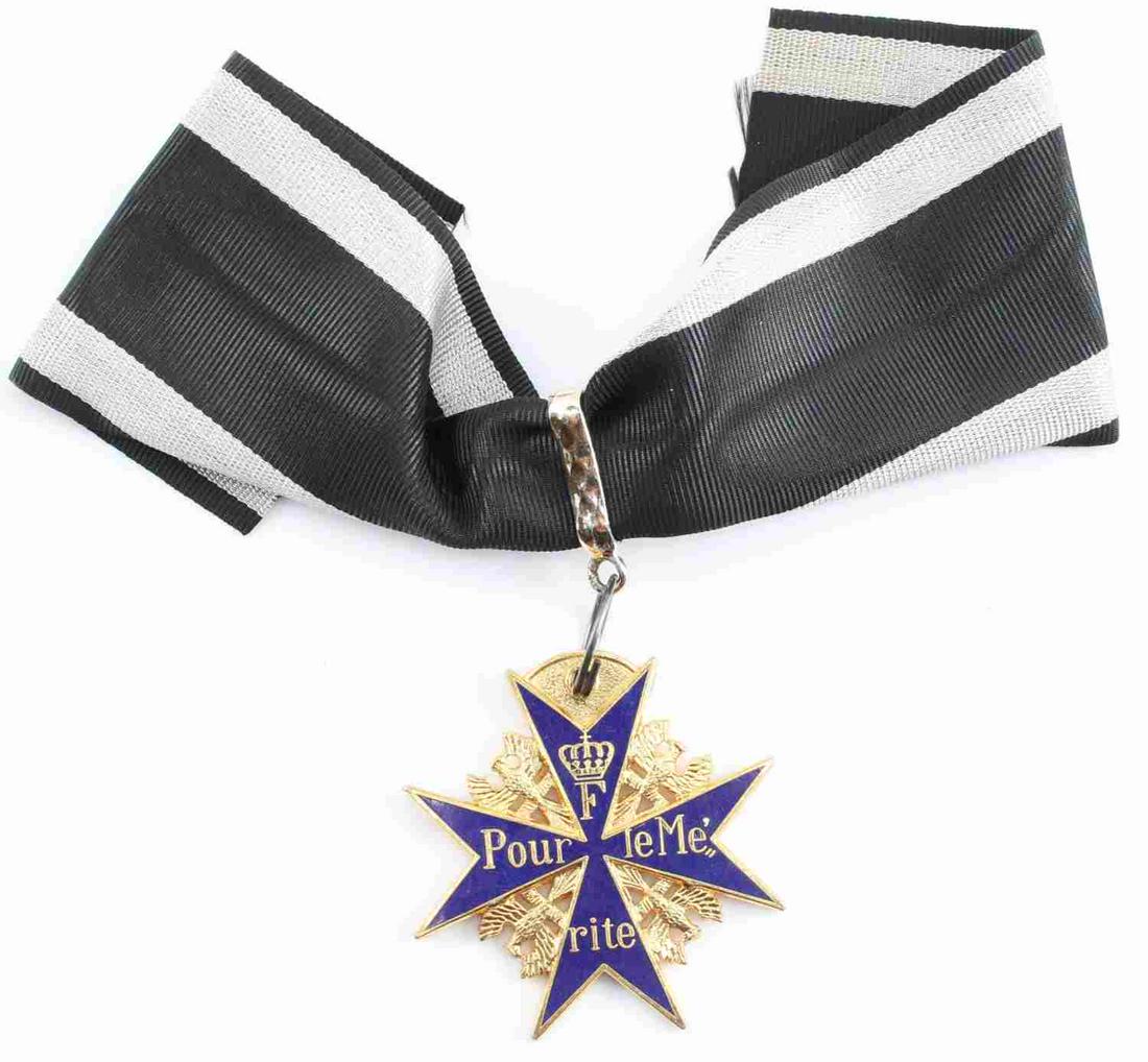 WWI IMPERIAL GERMAN POUR LE MERITE BLUE MAX MEDAL: WWI German post war Pour Le Merite Blue Max Decoration in good condition. Measures 2 inches wide by 2 inches tall. The front reads "Pour Le Merite". The upper arm has a King's crown with an "F" below.