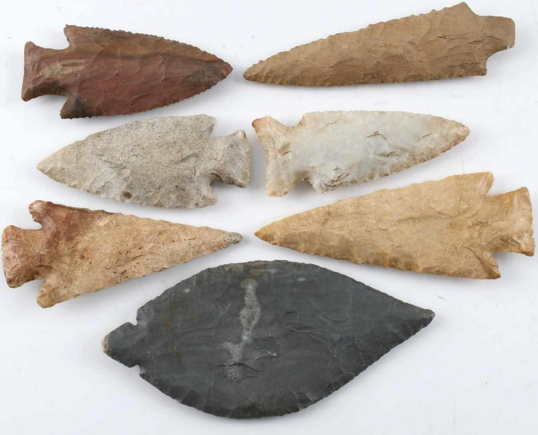 LOT OF 7 NATIVE AMERICAN INDIAN ARROWHEADS POINTS: Highlights include one Turkey Tail of dark gray lithic with wide parallel flaking measuring 5.25 inches. One Robinson of white lithic with narrow to wide flaking measuring 3.25 inches. All in very goo