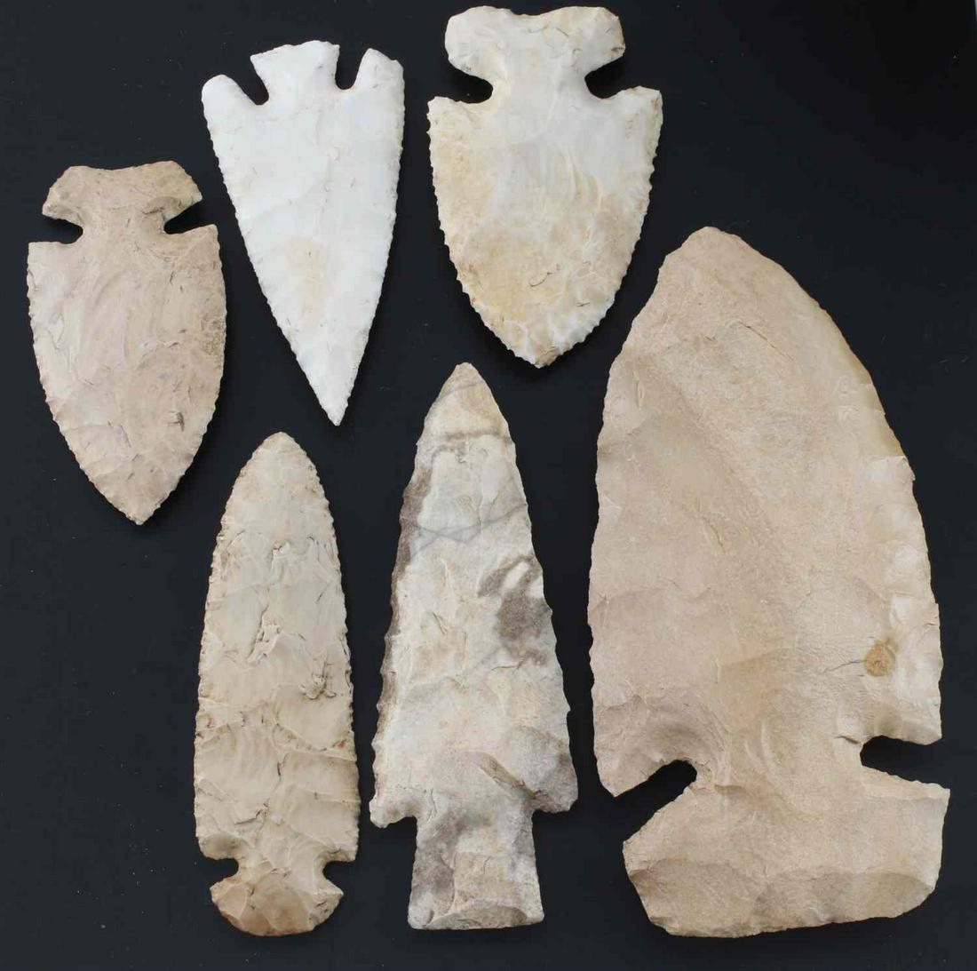 LOT OF 6 NATIVE AMERICAN INDIAN ARROWHEADS POINT: Highlights include one Cache River of creamy tan lithic with wide random flaking measuring 6 inches. One Robinson of creamy tan lithic with wide random flaking measuring 3.25 inches. One St. Charles o