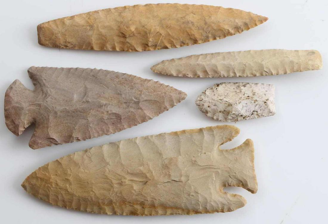 LOT OF 5 ARROWHEAD POINTS OHIO FLINT RIDGE: Made from flint ridge stone and like. One thin point with parallel flaking, 3.75 inches, one 4 inch grey point with serrated edges and dovetail base, one matte corner-notched point with broad flaking 