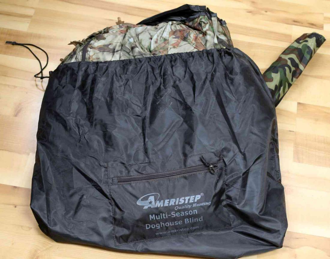 AMERISTEP DOGHOUSE HUNTING BLIND W STOOL: Multi season doghouse blind. In good condition. Over the shoulder hunting, camping stool , height 17 inches,included in lot.