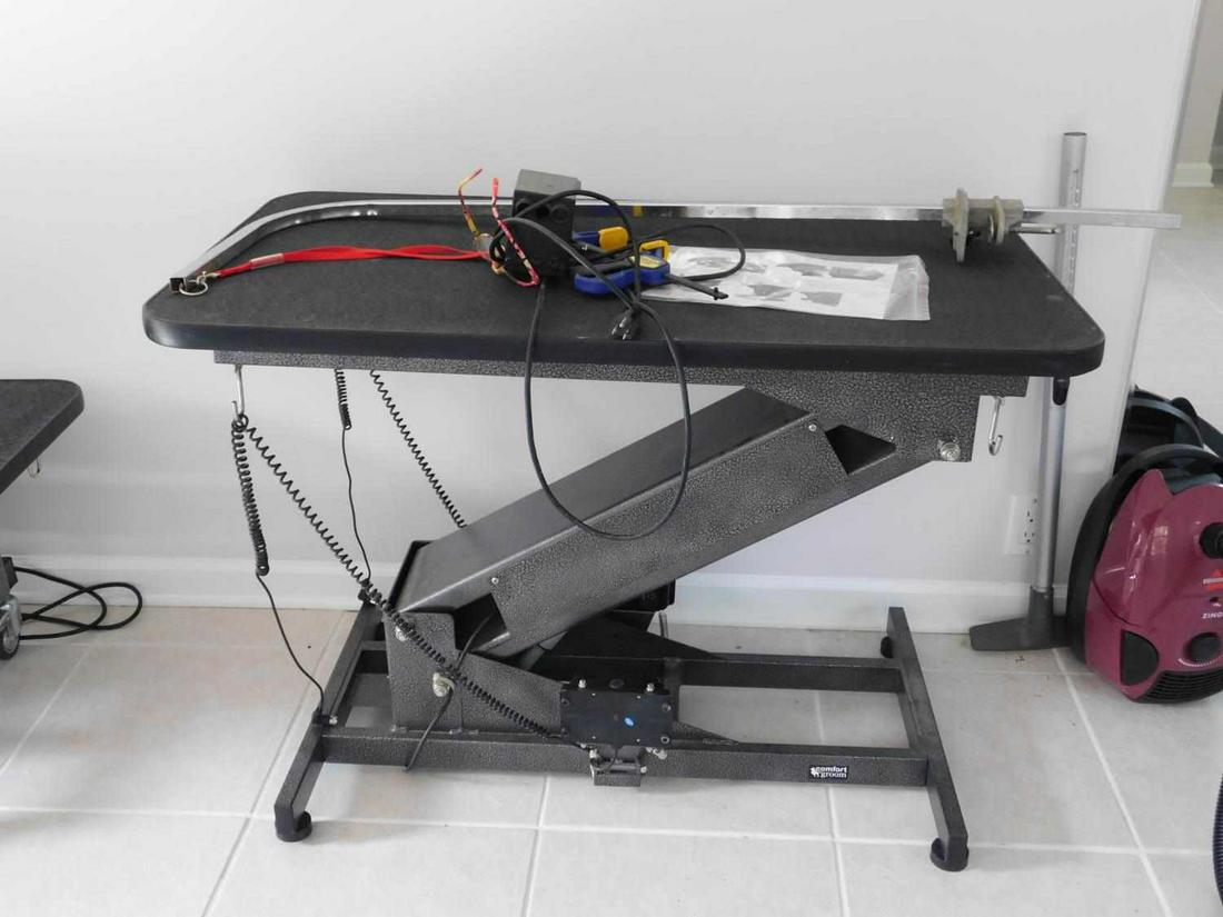COMFORT GROOMER ELECTRIC Z LIFTER GROOMING TABLE: One electric pet grooming table. In good working condition, appears lightly used. Measures 42.5 inches by 24 inches by 30 inches. Minor wiring issue. Sold as is. BUYER MUST PICKUP IN SOPCHOPPY, FL. LO