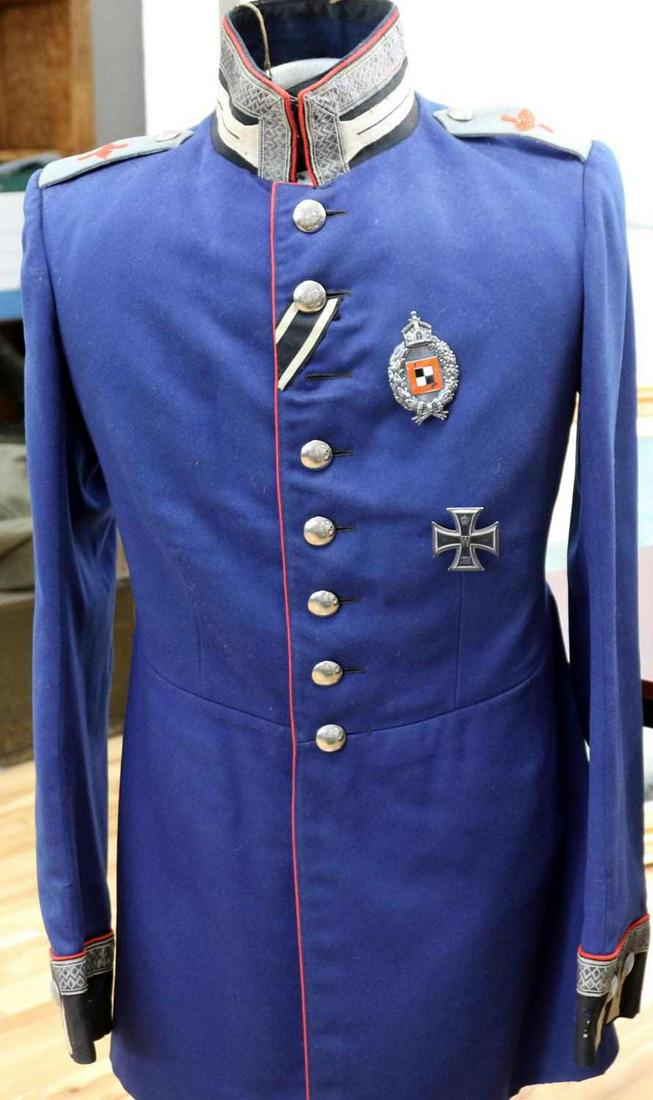 WWI IMPERIAL PRUSSIAN AIR FORCE UNIFORM & BADGES: One WWI Imperial Prussian officer's tunic-style dress uniform jacket with standing ornate collar and officer's grade collar insignia, 2 sew-in type shoulder boards that are constructed of standard gra