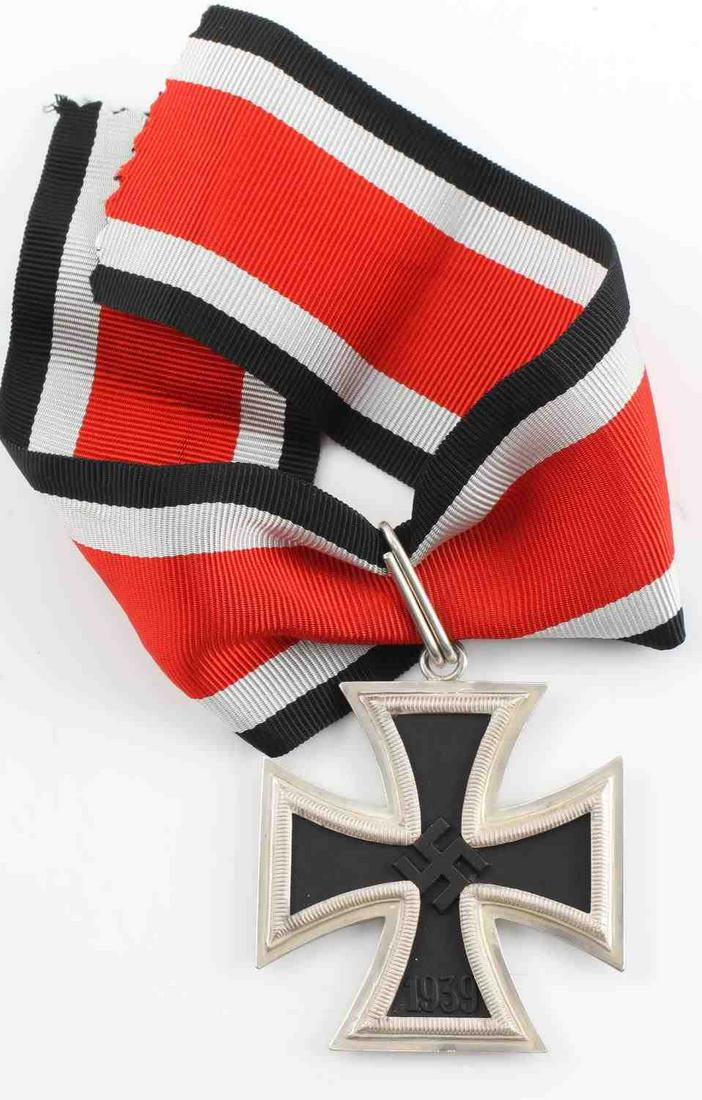 WWII GERMAN KNIGHTS IRON CROSS JEWELERS COPY: Exceptional Knight's Cross to the Iron Cross copy. Real silver frames and magnetic iron center. Cross marked L/12 and 800. Great display or uniform piece. This lot has a reserve.