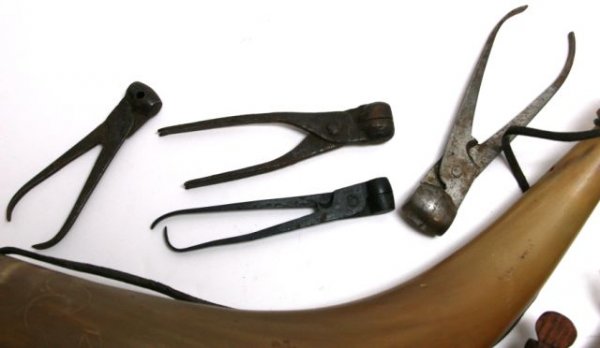 POWDER FLASK POWDER HORNS BULLET MOULDS - 3