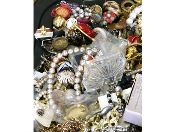 MISCELLANEOUS LARGE LOT OF COSTUME JEWELRY - 2