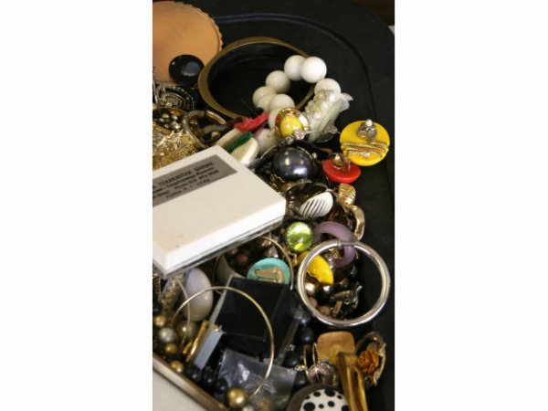 MISCELLANEOUS LARGE LOT OF COSTUME JEWELRY - 3