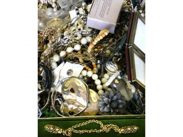 MISCELLANEOUS LARGE LOT OF COSTUME JEWELRY - 4