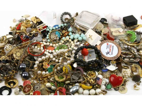 MISCELLANEOUS LARGE LOT OF COSTUME JEWELRY - 5
